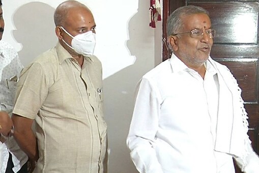 ಶಾಸಕರಾದ ಜಿ ಟಿ ದೇವೇಗೌಡ ಹಾಗೂ ಸಾ ರಾ ಮಹೇಶ್