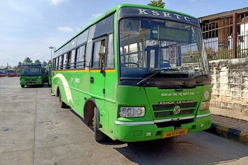 ನಿಲ್ದಾಣದಲ್ಲಿ ನಿಂತಿರುವ ಬಸ್