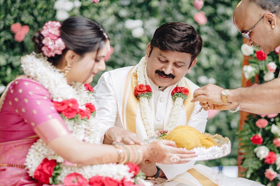  ನಟ ರಮೇಶ್​ ಮಗಳು ನಿಹಾರಿಕಾ ಅವರ ವಿವಾಹ ಇಂದು ಜರುಗಿತು. ತಮ್ಮ ಸಹೋದ್ಯೋಗಿ ಅಕ್ಷಯ್​ಜೊತೆ ಅವರು ಇಂದು ಸಪ್ತಪದಿ ತುಳಿದರು