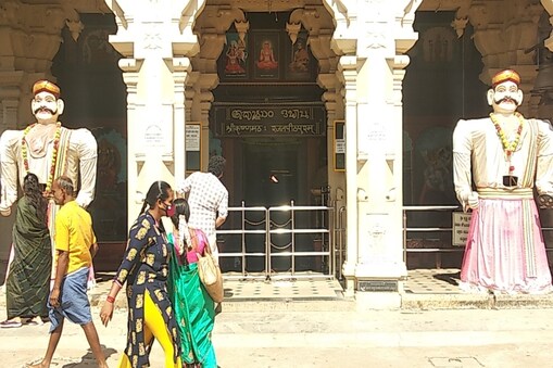 ಉಡುಪಿ ಶ್ರೀಕೃಷ್ಣ ಮಠದಲ್ಲಿ ಸಂಸ್ಕೃತದಲ್ಲಿ ನಾಮಫಲಕವನ್ನು ಹಾಕಿರುವುದು.