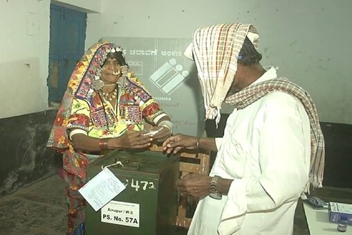 ಮತದಾನ ಮಾಡಿದ ವೃದ್ಧ ದಂಪತಿ