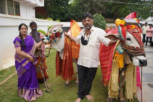 ಪತ್ನಿ ಉಷಾ ಜೊತೆ ಡಿಕೆ ಶಿವಕುಮಾರ್​ 
