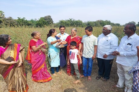 ಕೋವಿಡ್ ಕರಿನೆರಳಲ್ಲಿ ಎಳ್ಳು ಅಮಾವಾಸ್ಯೆ: ಭೂ ತಾಯಿಗೆ ಸೀಮಂತ ನೆರವೇರಿಸಿದ ರೈತರು ಕೋವಿಡ್ ಕರಿನೆರಳಲ್ಲಿ ಎಳ್ಳು ಅಮಾವಾಸ್ಯೆ: ಭೂ ತಾಯಿಗೆ ಸೀಮಂತ ನೆರವೇರಿಸಿದ ರೈತರು