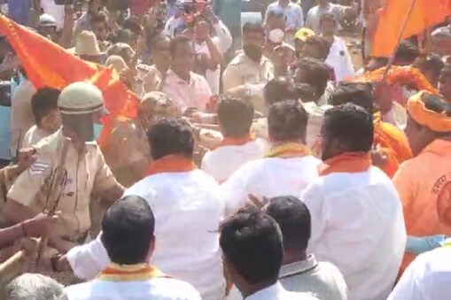 ಶಿನ್ನೊಳ್ಳಿ ಗಡಿ ಮೂಲಕ ಬೆಳಗಾವಿಗೆ ನುಗ್ಗುನ ಶಿವಸೇನಾ ಕಾರ್ಯಕರ್ತರನ್ನು ತಡೆದಿರುವ ಕರ್ನಾಟಕ ಪೊಲೀಸರು