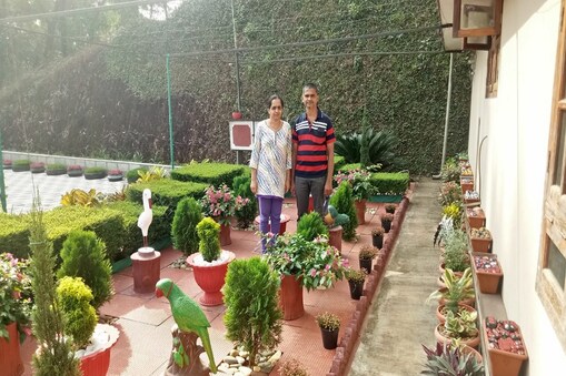 ಟಯರ್​ನಲ್ಲಿ ಸುಂದರ ಹೂದೋಟ ನಿರ್ಮಿಸಿರುವ ದಂಪತಿ.