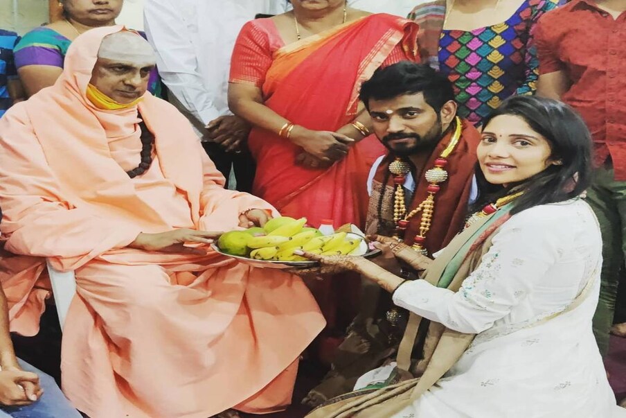  ವಿವಾಹದ ನಂತರ ನವಜೋಡಿ ಡಾರ್ಲಿಂಗ್​ ಕೃಷ್ಣ ಹಾಗೂ ಮಿಲನಾ ಸುತ್ತೂರು ಮಠಕ್ಕೆ ಭೇಟಿ ನೀಡಿದ್ದಾರೆ.