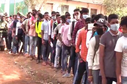 ಸೇನಾ ರ‍್ಯಾಲಿಯಲ್ಲಿ ಭಾಗವಹಿಸಲು ಸರತಿ ಸಾಲಿನಲ್ಲಿ ನಿಂತಿರುವ ಅಭ್ಯರ್ಥಿಗಳು