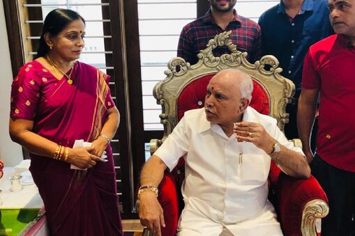 ಸಿಎಂ ಬಿ.ಎಸ್.ಯಡಿಯೂರಪ್ಪ ಬಿಜೆಪಿ ಸದಸ್ಯೆ ಸುನಂದ ಪಾಲನೇತ್ರ‌ ಮನೆಗೆ ಭೇಟಿ ನೀಡಿದ್ದ ದೃಶ್ಯ