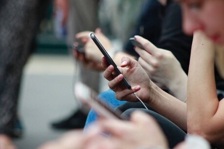 ಸ್ಮಾರ್ಟ್​ಫೋನ್ ಪಕ್ಕ ಇಟ್ಟುಕೊಂಡು ಮಲಗುವುದು ಸರಿಯೇ? ಇಲ್ಲ ಎನ್ನುವುದಕ್ಕೆ 3 ಕಾರಣ ಇಲ್ಲಿದೆ ನೋಡಿ