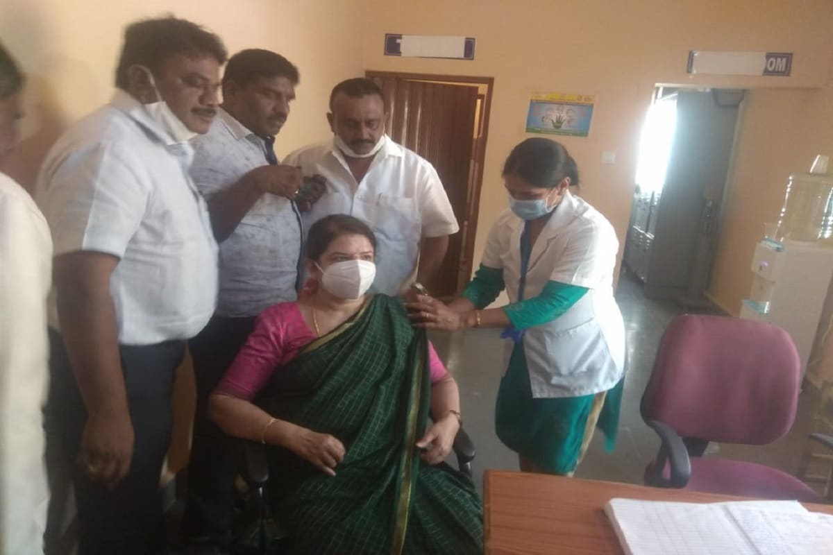 News18 Kannada - MLA Anitha kumarswamy takes first dose of corona vaccine | Anitha Kumarswamy: ಕೊರೋನಾ ಲಸಿಕೆ ಪಡೆದ ಶಾಸಕಿ ಅನಿತಾ ಕುಮಾರಸ್ವಾಮಿ - Karnataka Kannada News, Today's Latest News in Kannada