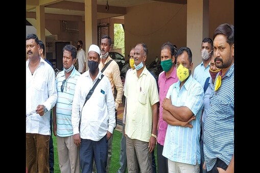ಶಾಲೆಯ ಮುಂದೆ ಪ್ರತಿಭಟನೆ ನಡೆಸಿದ ಪೋಷಕರು.