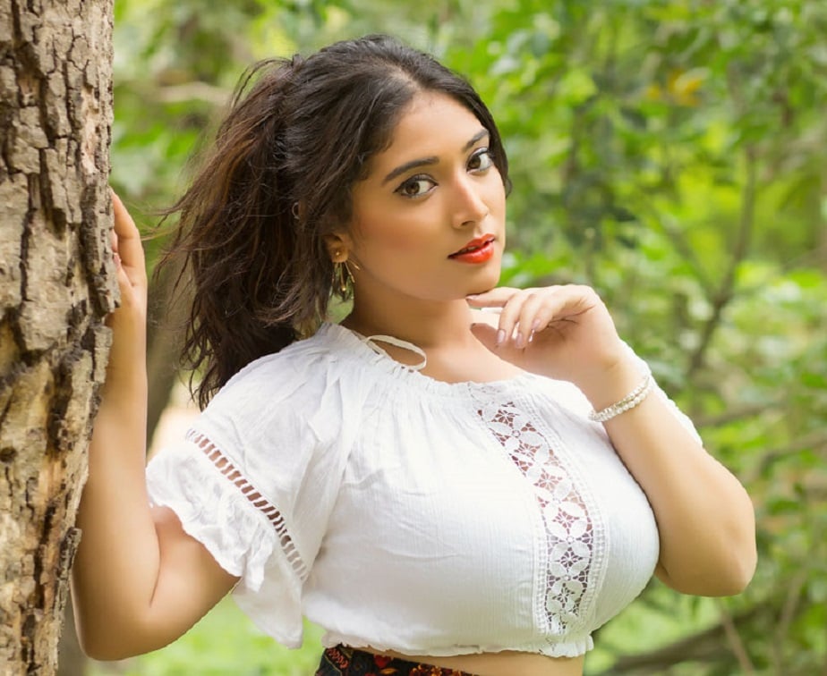  13 ಜನರು ಕೂಡಿದ್ದ ಮನೆಗೆ ಚಕ್ರವರ್ತಿ ಅವರು ಎಂಟ್ರಿ ನೀಡುವ ಮೂಲಕ 14 ಜನರೆನಿಸಿಕೊಂಡರು. ಆ ಬಳಿಕ ಕಳೆದ ವಾರ ಶಂಕರ್ ಅಶ್ವಥ್ ಅವರು ಮನೆಯಿಂದ ಎಲಿಮಿನೇಟ್ ಆಗಿ ಹೊರಹೋದರು. ಇದೀಗ ನಟಿಯೊಬ್ಬರು ವೈಲ್ಡ್ ಕಾರ್ಡ್ ಎಂಟ್ರಿ ಮೂಲಕ ಮನೆಯೊಳಕ್ಕೆ ಕಾಲಿಟ್ಟಿದ್ದಾರೆ.