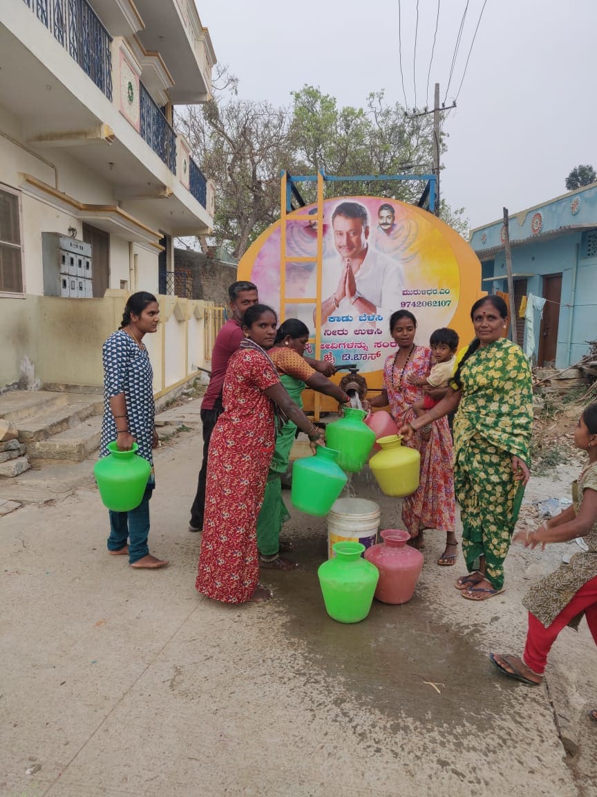 darshan, dboss fan water supply, roberrt, drinking water supply, ದರ್ಶನ್, ಡಿಬಾಸ್ ಅಭಿಮಾನಿಯಿಂದ ಕುಡಿಯುವ ನೀರಿನ ಪೂರೈಕೆ, ದರ್ಶನ್ ಅಭಿಮಾನಿಗಳು, ದರ್ಶನ್ ಅಭಿಮಾನಿ ಮುರಳೀಧರ್, ಕುಡಿಯುವ ನೀರಿನ ಪೂರೈಕ, Darshan Facebook Live, DBoss Facebook live, Actor Darshan, Facebook, Roberrt Movie, Sandalwood, facebook live, Gandugali Veera Madakari Nayaka, Tharun Sudhir, Umapathi, Asha Bhat, ದರ್ಶನ್ ಫೇಸ್ಬುಕ್ ಲೈವ್, ರಾಬರ್ಟ್, ಗಂಡುಗಲಿ ವೀರ ಮದಕರಿ ನಾಯಕ, ಉಮಾಪತಿ, ತರುಣ್ ಸುಧೀರ್, ಡಿಬಾಸ್, ದರ್ಶನ್, ಚಾಲೆಂಜಿಂಗ್ ಸ್ಟಾರ್ ದರ್ಶನ್