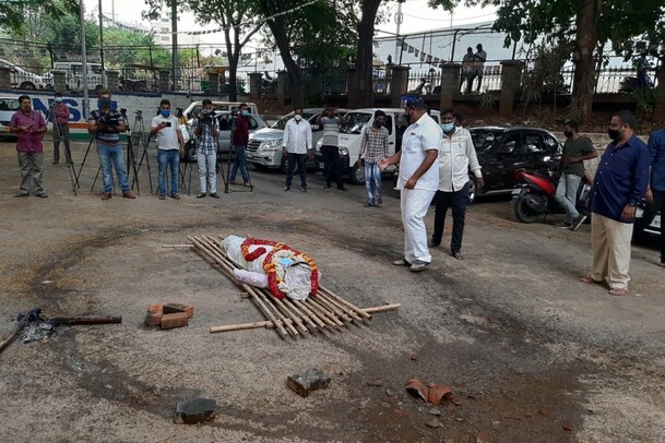 ಉಮೇಶ್ ಕತ್ತಿ ವಿವಾದಾತ್ಮಕ ಹೇಳಿಕೆ; ಸಚಿವರ ಅಣಕು ಶವಯಾತ್ರೆ ನಡೆಸಿ ಆಕ್ರೋಶ ಹೊರಹಾಕಿದ ಕಾಂಗ್ರೆಸ್!