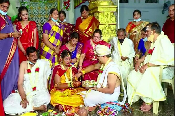 ಚಾಮರಾಜನಗರ: ಯೂಟ್ಯೂಬ್​ ಲೈವ್​ನಲ್ಲೇ ಮದುವೆ ನೋಡಿ ವಧು-ವರರಿಗೆ ಹರಸಿದ ಬಂಧು-ಮಿತ್ರರು