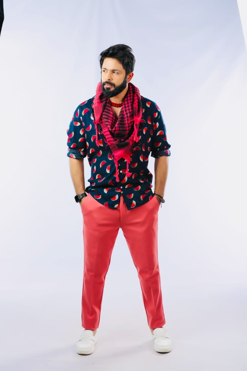  ಕ್ರಿಕೆಟ್ ಆಡುವಾಗ ನನಗೆ ಯಾರೂ ಬೆಂಬಲಿಗರು ಇರಲಿಲ್ಲ. "ಡಿಯರ್ ಕಣ್ಮಣಿ"ಗೆ ಆಡಿಷನ್ ಕೊಟ್ಟ ನಂತರ ವಿಸ್ಮಯಾ ಗೌಡ ಅವರು ನನಗೆ ಬೆಂಬಲ ಕೊಟ್ಟರು. ಮೊದಲೇ ಸ್ನೇಹಿತರಾಗಿದ್ದರು ಆದರೆ ಅವರ ತಂಡದ ಉತ್ಸಾಹ, ಸಿನಿಮಾದ ಕಥೆ, ನನಗೆ ಸಿಕ್ಕ ಪಾತ್ರ, ಅದರಲ್ಲೂ ಮೊದಲ ಸಿನಿಮಾದಲ್ಲೇ "ಹೀರೋ ರೋಲ್' ಇದೆಲ್ಲಾ ನೋಡಿ ನಾನು ನಿಜಕ್ಕೂ ಕನಸು ಕಾಣಲು ಆರಂಭಿಸಿದೆ.