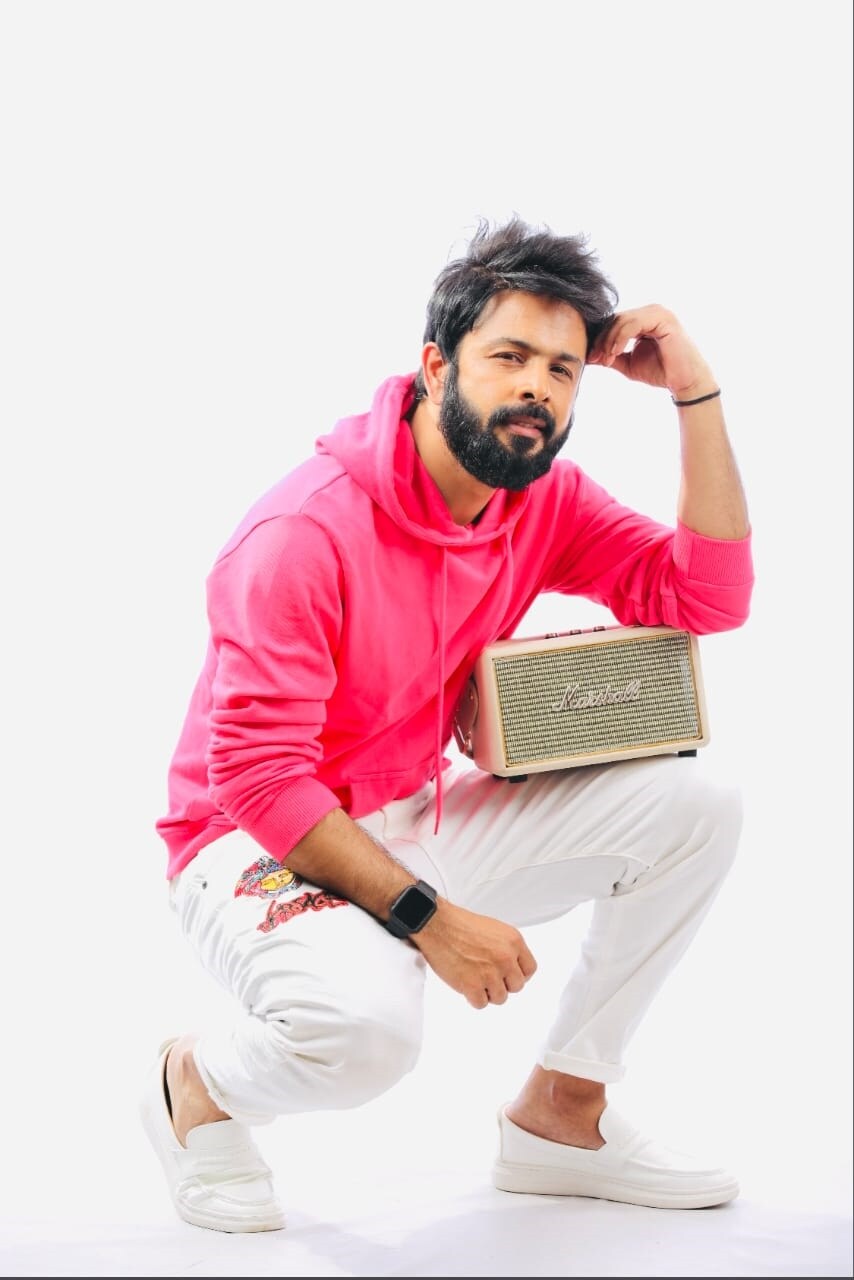  ಆಟಗಾರನಿಂದ ನಟನಾಗಲಿರುವ ಪ್ರವೀಣ್ ಅವರಿಗೆ ವಿಸ್ಮಯಾ ಅವರಿಂದ ಧ್ವನಿ, ನಟನೆ, ಲುಕ್ ಎಲ್ಲಾ ರೀತಿಯಲ್ಲೂ ತರಬೇತಿಯನ್ನು ನೀಡಲಾಗುತ್ತಿದೆ