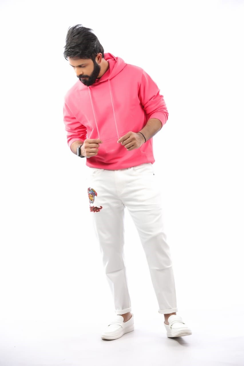  ಕ್ರಿಕೆಟ್ ನಿಂದ ಸಿನಿಮಾ ಕ್ಷೇತ್ರದಲ್ಲಿ ಮೊದಲ ಬಾರಿಗೆ ಕಾಣಿಸಿಕೊಳ್ಳುತ್ತಿರುವ ಪ್ರವೀಣ್ ಅವರ ಪಾತ್ರದ ಬಗ್ಗೆ ಸಿನಿಮಾ ತಂಡ ಯಾವುದೇ ಸುಳಿವು ಬಿಟ್ಟುಕೊಟ್ಟಿಲ್ಲ.