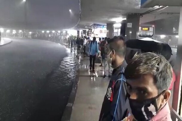 ವಿಕೇಂಡ್​ ಲಾಕ್​ಡೌನ್​ಗೂ​ ಮುಂಚೆ ಮನೆಸೇರಿಕೊಳ್ಳೋಣ ಎಂದವರಿಗೆ ಅಡ್ಡಿಯಾದ ಮಳೆ; ರಾಜಧಾನಿಯಲ್ಲಿ ವರುಣನಅಬ್ಬರ