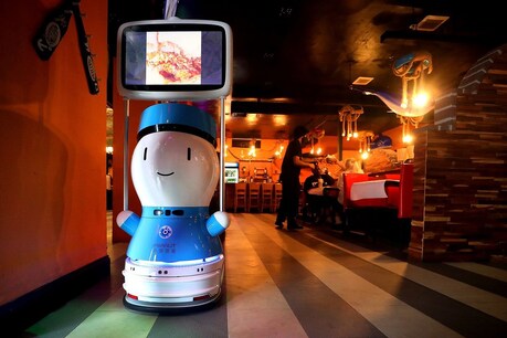 ಫ್ಲೋರಿಡಾದ ಕೆಫೆಯೊಂದರಲ್ಲಿ ರೋಬೋ ಸರ್ವರ್ಸ್: ಆಹಾರ ತಂದು ಕೊಡೋದು ಇನ್ನು ತಡವಾಗೋದಿಲ್ಲ