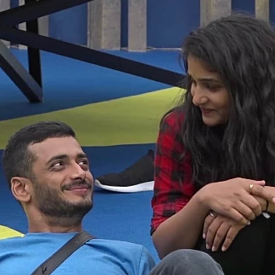  ಅರವಿಂದ್​ ತನ್ನ ಬಟ್ಟೆ ತೊಳೆದುಕೊಟ್ಟ ಬಗ್ಗೆ ವೈಷ್ಣವಿ ಬಳಿ ಮಾತನಾಡಿದ ದಿವ್ಯಾ ಬೇಸರ ಮಾಡಿಕೊಂಡರು. ಅದಕ್ಕೆ ಪ್ರತಿಕ್ರಿಯಿಸಿದ ವೈಷ್ಣವಿ ಫ್ರೆಂಡ್​ ತಾನೆ, ನೀನು ಯಾವಾಗದರೂ ಅವರ ಬಟ್ಟೆ ತೊಳೆದು ಕೊಡು ಎಂದಿದ್ದಾರೆ.