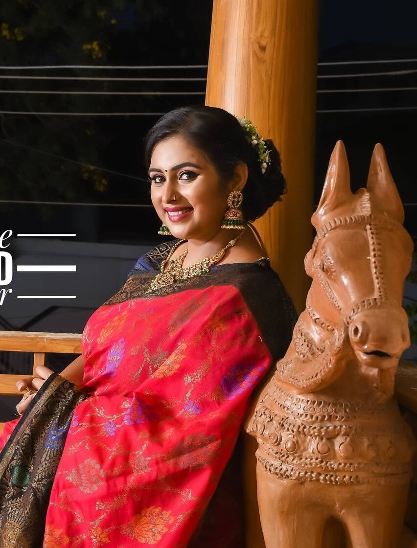  ಸದ್ಯ ಸೀರೆಯುಟ್ಟು , ಹೂ ಮುಡಿದು ಸಖತ್ ಕ್ಲಾಸಿ ಫೋಟೋಶೂಟ್​ಗೆ ಪೋಸ್​ ಕೊಟ್ಟಿದ್ದಾರೆ.