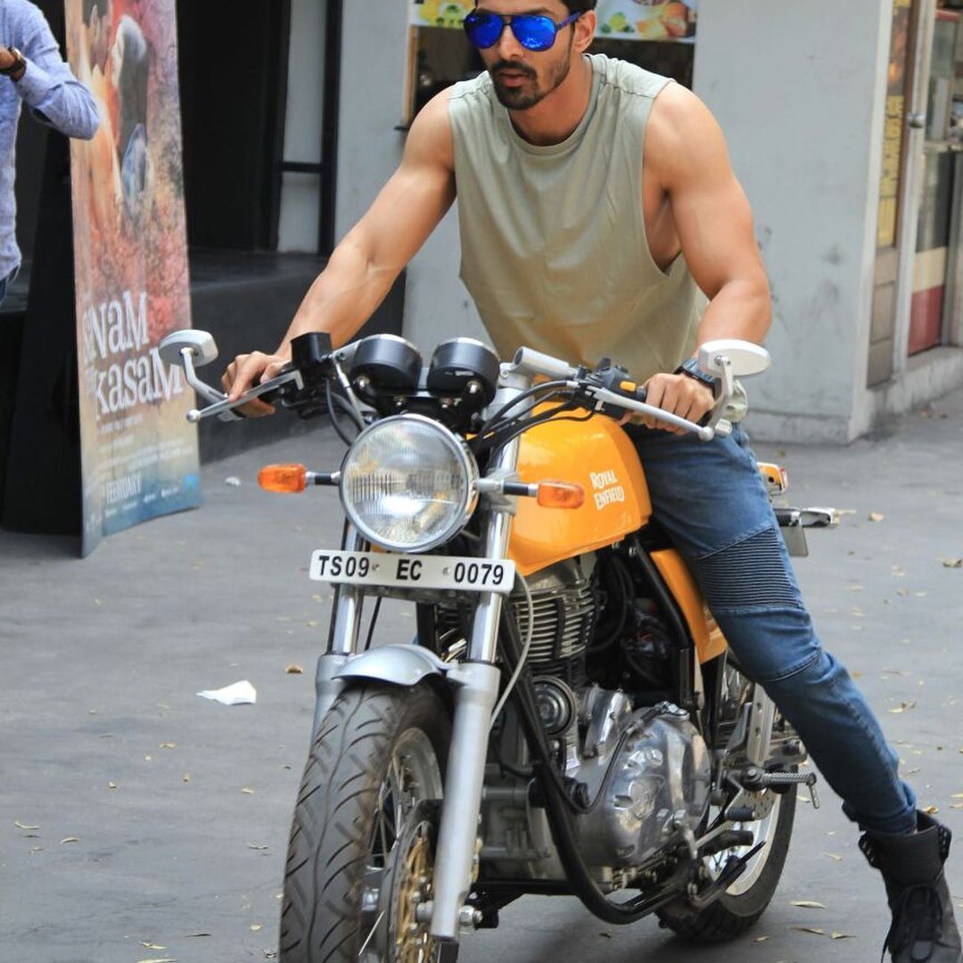  ಸೋಂಕಿತರಿಗೆ ಆಮ್ಲಜಕ ಸಾಂದ್ರಕಗಳನ್ನು ಪೂರೂಕೆ ಮಾಡುವ ಸಲುವಾಗಿ ತಮ್ಮ ಇಷ್ಟದ ಬೈಕ್​ ಅನ್ನೇ ಮಾರಿದ್ದಾರೆ ಈ ನಟ.