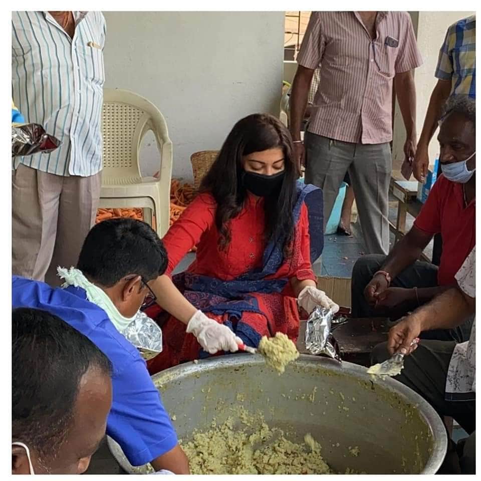  ಲಾಕ್​ಡೌನ್​ ವೇಳೆ ಫುಡ್​ ಕಿಟ್​ಗಳನ್ನು ನೀಡುವ ಮೂಲಕ ಸಂಕಷ್ಟದಲ್ಲಿದ್ದವರಿಗೆ ನೆರವಾಗಿದ್ದರು ಪ್ರಣೀತಾ.