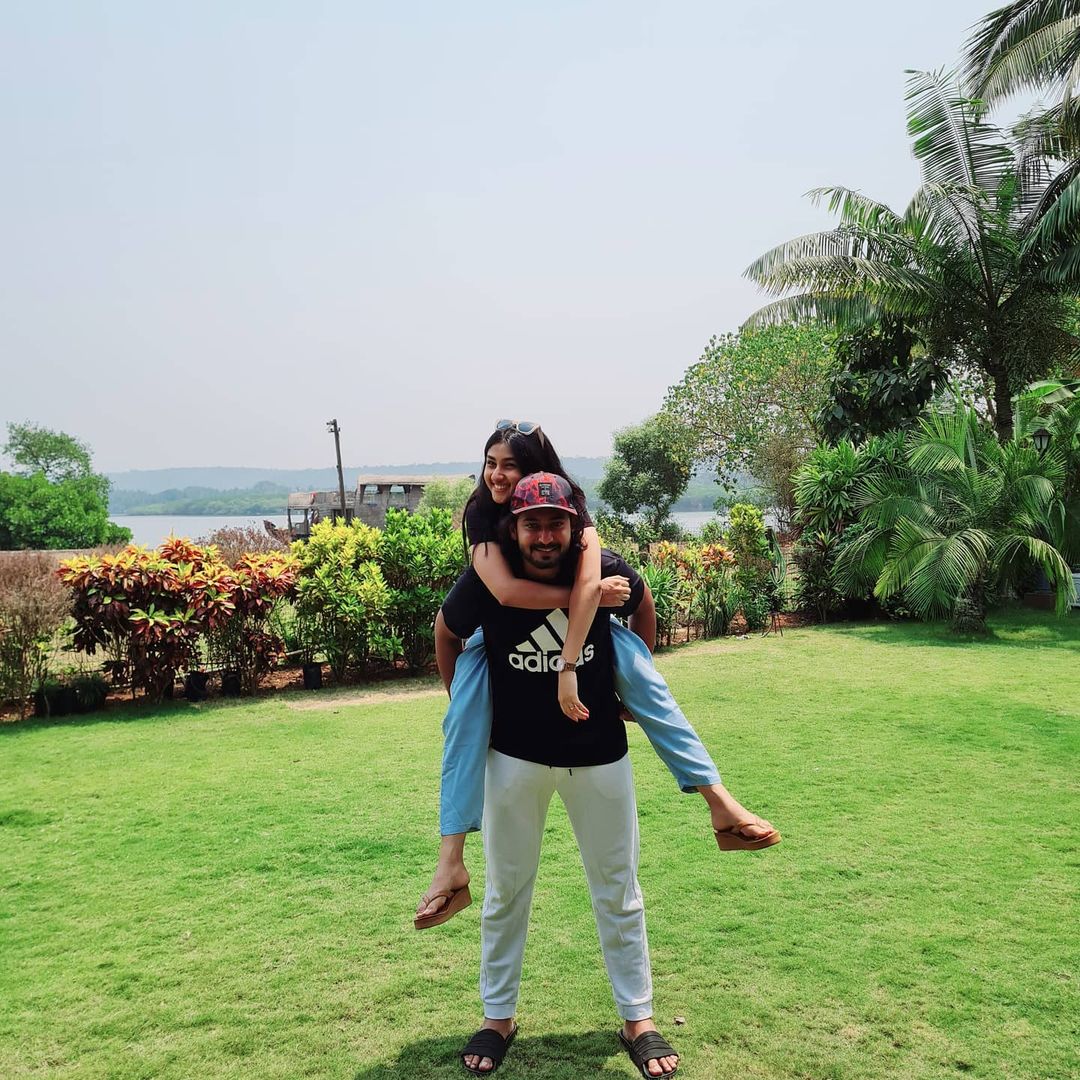  ಪ್ರಜ್ವಲ್​ ದೇವರಾಜ್​ ಹೆಂಡತಿಯನ್ನು ಒಮ್ಮೆ ಕೂಸುಮರಿ ಮಾಡುತ್ತಾ ತಮ್ಮ ಪ್ರೀತಿಯನ್ನು ವ್ಯಕ್ತಪಡಿಸಿದರೆ, ಮತ್ತೆ ಮಡದಿಯ ಜೊತೆ ರೊಮ್ಯಾಂಟಿಕ್​ ಸೆಲ್ಫಿ ತೆಗೆದುಕೊಂಡು ಸಂಭ್ರಮಿಸುತ್ತಾರೆ.