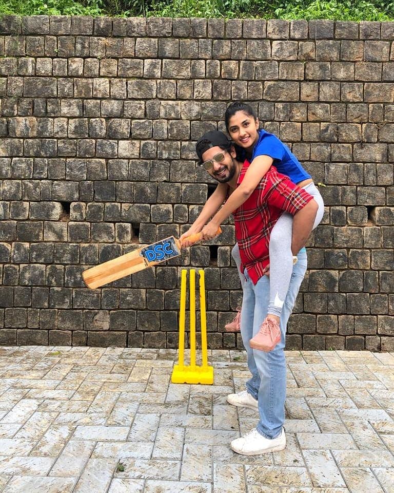  ಇತ್ತೀಚೆಗೆ ಈ ಜೋಡಿ ಕ್ರಿಕೆಟ್​ನಲ್ಲಿ ಡಬಲ್ಸ್​ ಹೇಗೆ ಆಡೋದು ಎಂದು ತೋರಿಸಿಕೊಟ್ಟಿದ್ದಾರೆ.