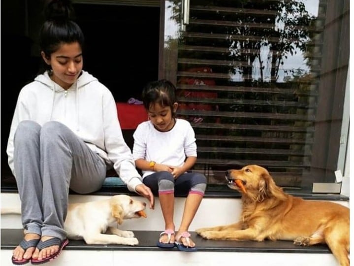  ರಶ್ಮಿಕಾಗಿಂತ ಅವರ ತಂಗಿ 15 ವರ್ಷ ಚಿಕ್ಕವರು. ಇದೇ ಕಾರಣದಿಂದ ಇರಬೇಕು ತಂಗಿಯನ್ನು ಮಗುವಿನಂತೆ ಮುದ್ದಿಸುತ್ತಾ ನೋಡಿಕೊಳ್ಳುತ್ತಾರೆ ರಶ್ಮಿಕಾ.