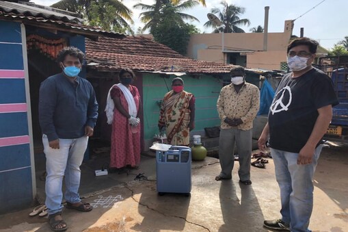ಬಡವರಿಗೆ ಆಕ್ಸಿಜನ್ ಕಾನ್ಸಂಟೇಟರ್ ನೀಡುತ್ತಿರುವ ಎಎಪಿ ನಾಯಕ ಮೋಹನ್ ದಾಸರಿ.