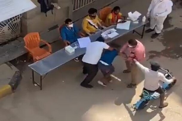 Video: ಕೋವಿಡ್ ಟೆಸ್ಟ್​​​ಗೆ ಒಪ್ಪದ ಯುವಕನ ಮೇಲೆ ಬಿಬಿಎಂಪಿ ಸಿಬ್ಬಂದಿಯಿಂದ ಅಮಾನುಷ ಹಲ್ಲೆ!