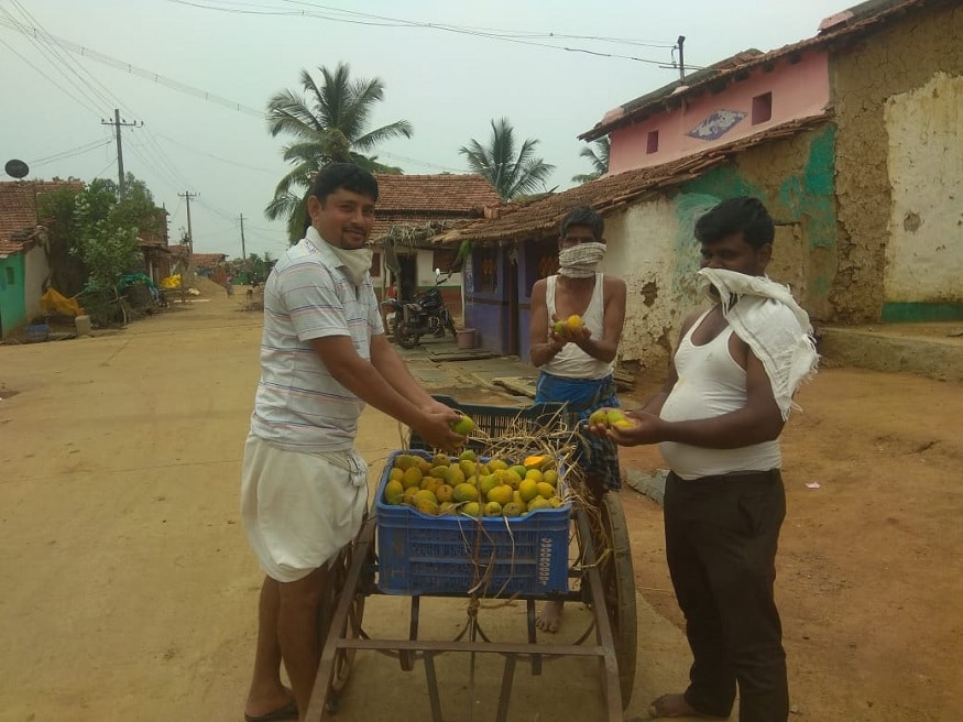 Haveri Coronavirus | Haveri Guest Lecturers Selling Fruits Doing Daily Vage Works after Covid-19 Pandemic.