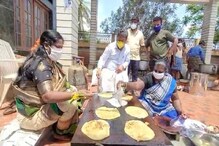 ಬಸವ ಜಯಂತಿ ಅಂಗವಾಗಿ ಸೋಂಕಿತರಿಗೆ ಹಬ್ಬದೂಟ ಮಾಡಿ ಬಡಿಸಿದ ರೇಣುಕಾಚಾರ್ಯ ದಂಪತಿ ಬಸವ ಜಯಂತಿ ಅಂಗವಾಗಿ ಸೋಂಕಿತರಿಗೆ ಹಬ್ಬದೂಟ ಮಾಡಿ ಬಡಿಸಿದ ರೇಣುಕಾಚಾರ್ಯ ದಂಪತಿ