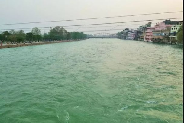 ಶಾಕಿಂಗ್​ : ಗಂಗಾ ನದಿಯಲ್ಲಿ ತೇಲುತ್ತಿವೆ ಕೋವಿಡ್ ಸೋಂಕಿತರ​ ಮೃತ ದೇಹಗಳು