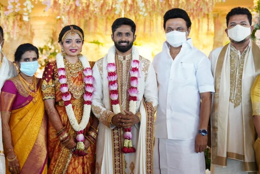  Shankar Daughter Marriage Pics: ಕಾಲಿವುಡ್​ ನಿರ್ದೇಶಕ ಎಸ್​. ಶಂಕರ್ ಅವರ ದೊಡ್ಡ ಮಗಳು ಐಶ್ವರ್ಯಾ ಹಾಗೂ ಕ್ರಿಕೆಟಿಗ ರೋಹಿತ್​ ದಾಮೋದರನ್​​ ಅವರ ಮದುವೆ ಇಂದು ಅದ್ಧೂರಿಯಾಗಿ ನಡೆಯಿತು.