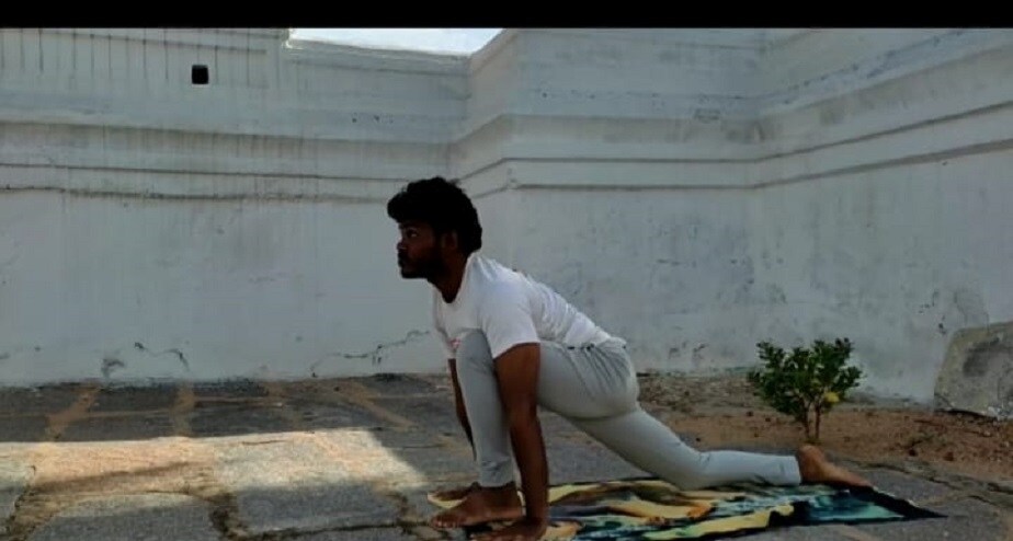 ಕಳೆದ 14 ವರ್ಷಗಳಿಂದ ಯೋಗದ ವಿವಿಧ ಆಸನಗಳನ್ನು ಅತ್ಯಂತ ಲೀಲಾಜಾಲವಾಗಿ ಮಾಡುತ್ತಾರೆ. ಇವರ ಯೋಗ ಮಾಡುವುದನ್ನು ನೋಡಿದರೆ ಬೆರಗಾಗುತ್ತಾರೆ. ಗ್ರಾಮೀಣ ಪ್ರದೇಶದ ಯುವಕರು ಉತ್ತಮ ಯೋಗಪಟುಗಳಾಗಿ ರೂಪುಗೊಂಡಿರುವುದಕ್ಕೆ ಸ್ಥಳೀಯರು ಹೆಮ್ಮೆಪಡುತ್ತಾರೆ. ಕಳೆದ 14 ವರ್ಷಗಳಿಂದ ಯೋಗದ ವಿವಿಧ ಆಸನಗಳನ್ನು ಅತ್ಯಂತ ಲೀಲಾಜಾಲವಾಗಿ ಮಾಡುತ್ತಾರೆ. ಇವರ ಯೋಗ ಮಾಡುವುದನ್ನು ನೋಡಿದರೆ ಬೆರಗಾಗುತ್ತಾರೆ. ಗ್ರಾಮೀಣ ಪ್ರದೇಶದ ಯುವಕರು ಉತ್ತಮ ಯೋಗಪಟುಗಳಾಗಿ ರೂಪುಗೊಂಡಿರುವುದಕ್ಕೆ ಸ್ಥಳೀಯರು ಹೆಮ್ಮೆಪಡುತ್ತಾರೆ.