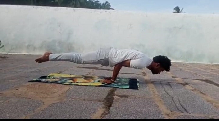 ಯೋಗ ಕಲಿಸುವ ಗುರುಗಳ ಹತ್ತಿರ ಹೋಗುತ್ತಿದ್ದಾರೆ, ಆದರೆ ಇಲ್ಲೊಬ್ಬ ಯುವಕ ಏಕಲವ್ಯನಂತೆ ಯೋಗ ಕಲಿತಿದ್ದಾರೆ. ಯಾವುದೇ ಒಂದು ವಿದ್ಯೆ ಕಲಿಯಬೇಕೆಂದರೂ ಸಹ ಗುರುವಿನ ಮಾರ್ಗದರ್ಶನ ಅತ್ಯಗತ್ಯ. ಯೋಗ ಕಲಿಸುವ ಗುರುಗಳ ಹತ್ತಿರ ಹೋಗುತ್ತಿದ್ದಾರೆ, ಆದರೆ ಇಲ್ಲೊಬ್ಬ ಯುವಕ ಏಕಲವ್ಯನಂತೆ ಯೋಗ ಕಲಿತಿದ್ದಾರೆ. ಯಾವುದೇ ಒಂದು ವಿದ್ಯೆ ಕಲಿಯಬೇಕೆಂದರೂ ಸಹ ಗುರುವಿನ ಮಾರ್ಗದರ್ಶನ ಅತ್ಯಗತ್ಯ.