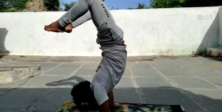 ಯುವಕ ಪ್ರತಾಪ್ ಸಿಂಗ್ ನೀರಿನಲ್ಲಿ ತೇಲುತ್ತಾ ಯೋಗಾಸನ ಮಾಡುವುದು ನಿಜಕ್ಕೂ ಬೆರಗು ಮೂಡಿಸುತ್ತದೆ. ಪ್ರತಾಪ್ ಸಿಂಗ್ ಸ್ತಂಬ ಪದ್ಮಾಸನ, ದ್ವಿಪಾದ ಅಂಗುಷ್ಟ, ಜಲಬಸ್ತ್ರಿಕಾ, ಜಲನೇತಿ ಹಾಗೂ ಸೂರ್ಯನೇತಿ ಶಿರ್ಶಾಸನ, ಮಯೂರಾಸನ, ಬಕಾಸನ, ಚಕ್ರಾಸನ, ವಕ್ರಾಸನ, ವೃಕ್ಷಾಸನ, ಗರ್ಭಪಿಂಡಾಸನ, ಪಾದಾಂಗುಷ್ಠಾಸನ ಸೇರಿದಂತೆ ಅನೇಕ ಆಸನಗಳನ್ನು ಲೀಲಾಜಾಲವಾಗಿ ಮಾಡುತ್ತಾರೆ. ಯುವಕ ಪ್ರತಾಪ್ ಸಿಂಗ್ ನೀರಿನಲ್ಲಿ ತೇಲುತ್ತಾ ಯೋಗಾಸನ ಮಾಡುವುದು ನಿಜಕ್ಕೂ ಬೆರಗು ಮೂಡಿಸುತ್ತದೆ. ಪ್ರತಾಪ್ ಸಿಂಗ್ ಸ್ತಂಬ ಪದ್ಮಾಸನ, ದ್ವಿಪಾದ ಅಂಗುಷ್ಟ, ಜಲಬಸ್ತ್ರಿಕಾ, ಜಲನೇತಿ ಹಾಗೂ ಸೂರ್ಯನೇತಿ ಶಿರ್ಶಾಸನ, ಮಯೂರಾಸನ, ಬಕಾಸನ, ಚಕ್ರಾಸನ, ವಕ್ರಾಸನ, ವೃಕ್ಷಾಸನ, ಗರ್ಭಪಿಂಡಾಸನ, ಪಾದಾಂಗುಷ್ಠಾಸನ ಸೇರಿದಂತೆ ಅನೇಕ ಆಸನಗಳನ್ನು ಲೀಲಾಜಾಲವಾಗಿ ಮಾಡುತ್ತಾರೆ.
