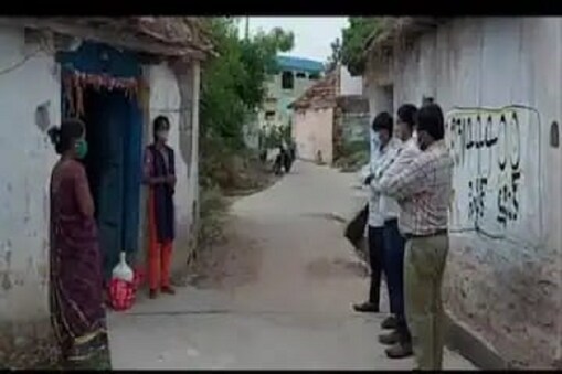 ಅತ್ತೆ-ಸೊಸೆ ವಿಚಾರಣೆ ನಡೆಸುತ್ತಿರುವ ಅಧಿಕಾರಿಗಳು