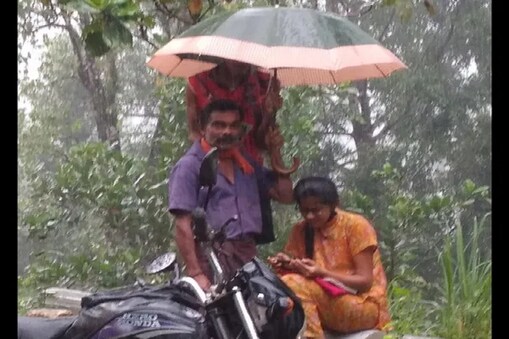 ಸುಳ್ಯದಲ್ಲಿ ಮಗಳಿಗೆ ಕೊಡೆ ಹಿಡಿದಿರುವ ಅಪ್ಪ