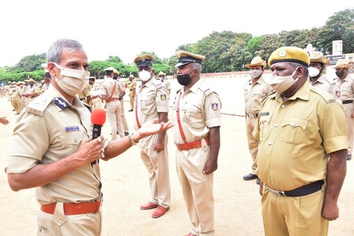 ಸಿಬ್ಬಂದಿಯೊಂದಿಗೆ ಅಲೋಕ್ ಕುಮಾರ್