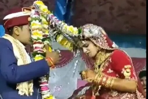 ಮದುಮಕ್ಕಳ ಹಾರ ಸಿಕ್ಕಿಹಾಕಿಕೊಂಡ ದೃಶ್ಯ