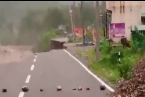 ಮಳೆಯಿಂದ ನದಿಯಲ್ಲಿ ಪ್ರವಾಹ ಉಂಟಾಗಿ ರಸ್ತೆ ನದಿಯಲ್ಲಿ ಕೊಚ್ಚಿಕೊಂಡು ಹೋಗಿರುವುದು.