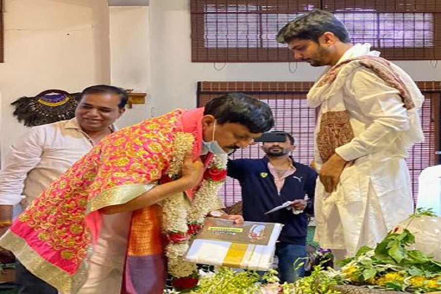  ಈ ವೇಳೆ ದೇವಿಗೆ ಅರಗ ಜ್ಞಾನೇಂದ್ರ ಆರತಿ ಬೆಳಗಿದರು. ವಿನಯ್ ಗುರೂಜಿ ಆರತಿ ಮಾಡಿದ ಕೆಲವೇ ಕ್ಷಣದಲ್ಲಿ ದೇವಿಯ ತಲೆ ಮೇಲಿಂದ ಹೂವಿನ ಪ್ರಸಾದ ಬಿದ್ದಿದ್ದು ಎಲ್ಲರ ಮೊಗದಲ್ಲಿ ಸಂತಸ ತರಿಸಿತು.