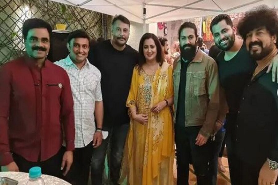  ನಟ ದರ್ಶನ್, ಯಶ್, ನಿರ್ಮಾಪಕ ರಾಕ್​​ಲೈನ್​​ ವೆಂಕಟೇಶ್, ಸಚಿವ ಕೆ.ಸುಧಾಕರ್ ಅವರು ಪಾರ್ಟಿಯಲ್ಲಿ ಭಾಗಿಯಾಗಿ ಸುಮಲತಾ ಅವರಿಗೆ ಶುಭಾಶಯ ಕೋರಿದ್ರು.