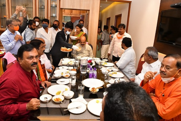 ಅಭಯ ಪಾಟೀಲಗೆ ಸಚಿವ ಸ್ಥಾನ ನೀಡಲು ಸಿಎಂಗೆ ಮನವಿ; ಕಾರ್ಯಕ್ರಮದಿಂದ ಅಂತರ ಕಾಯ್ದುಕೊಂಡ ಜಾರಕಿಹೊಳಿ ಸಹೋದರರು!