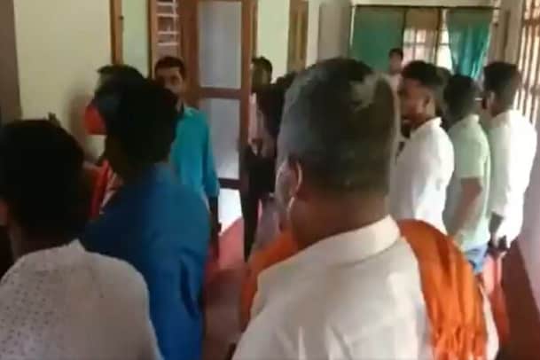 ಮತಾಂತರದ ಆರೋಪ; ಉಡುಪಿ ಚರ್ಚ್​ ಮೇಲೆ ಬಿಜೆಪಿ ಬೆಂಬಲಿತ ಸಂಘಟನೆಯಿಂದ ದಾಳಿ, ಸ್ಥಳದಲ್ಲಿ ಉದ್ವಿಗ್ನತೆ