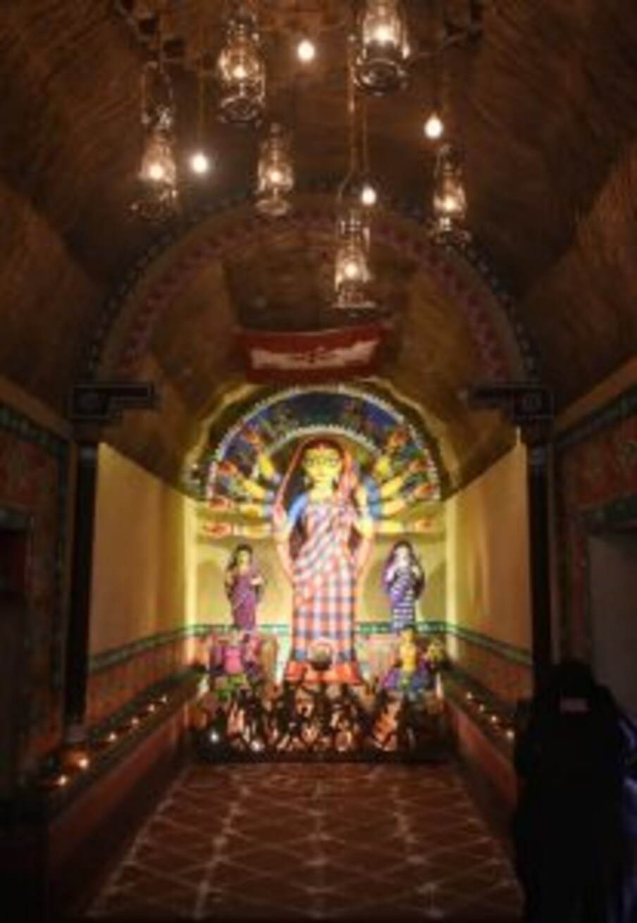  ಕೊಲ್ಕತ್ತಾದಲ್ಲಿ ದುರ್ಗಾಪೂಜೆಯು 1909ರಲ್ಲಿ  ನದಿಯಾ ಎಂಬಲ್ಲಿ ಮಹಾರಾಜ ಶ್ರೀ ಕೃಷ್ಣಚಂದ್ರರಿಂದ ಆರಂಭವಾಯಿತು.  ,[object Object]